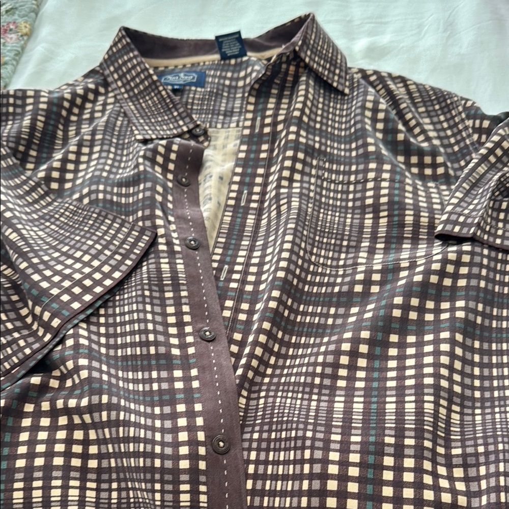 Nat Nast
Checkered
Button up